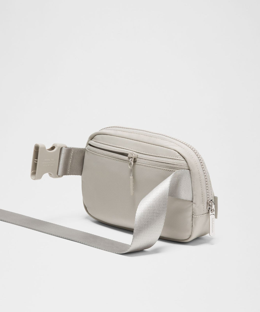 Everywhere Belt Bag 1L Hailstone Grey/Silver