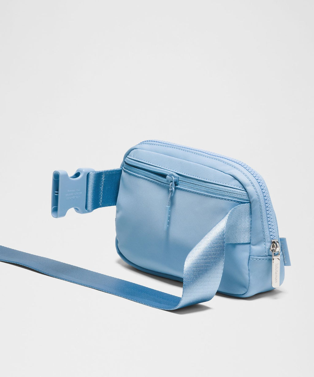 Everywhere Belt Bag 1L Dreamy Blue/Silver
