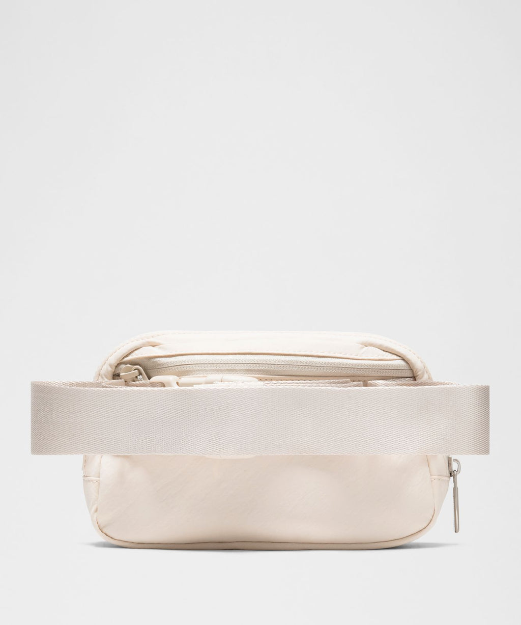 Everywhere Belt Bag 1L Light Ivory/Silver