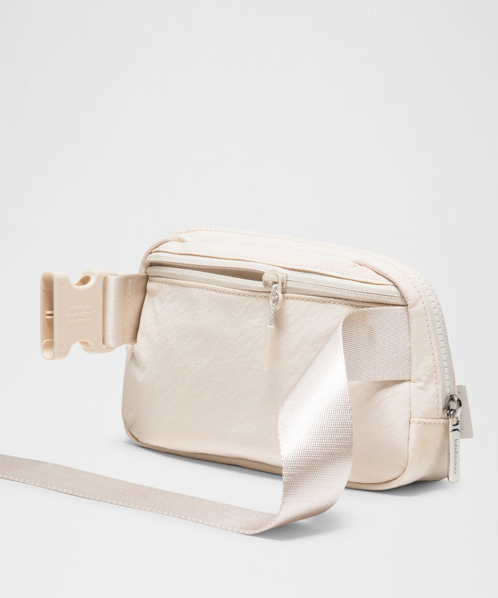 Everywhere Belt Bag 1L Light Ivory/Silver