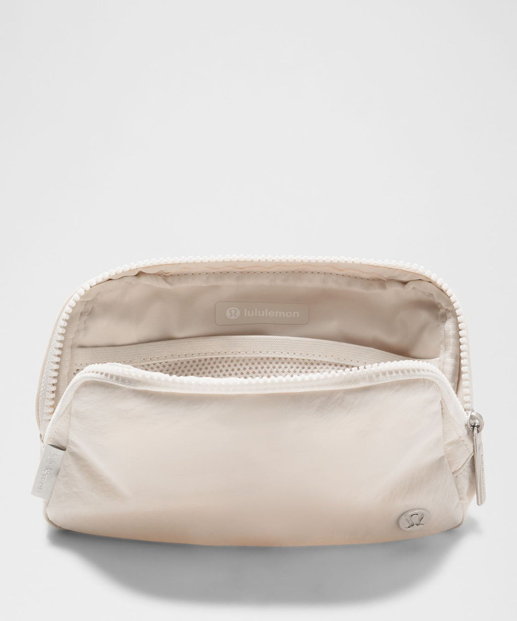Everywhere Belt Bag 1L Light Ivory/Silver