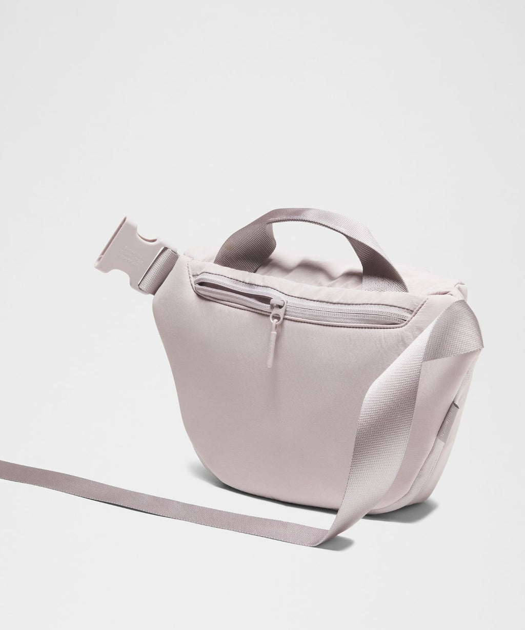 Curved Crossbody Bag 3L Icy Taupe
