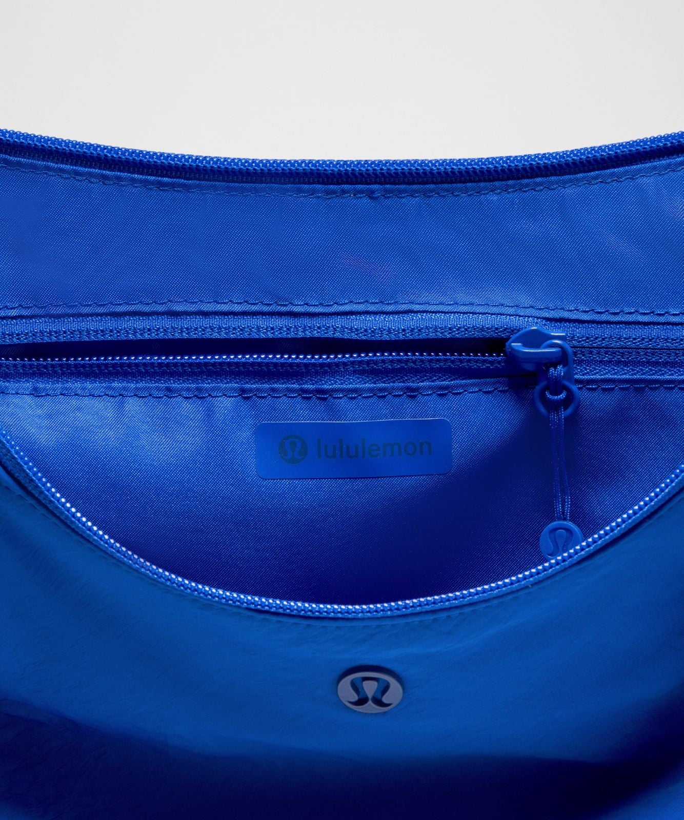 Slouchy Sling Bag 6L Beach Ball Blue
