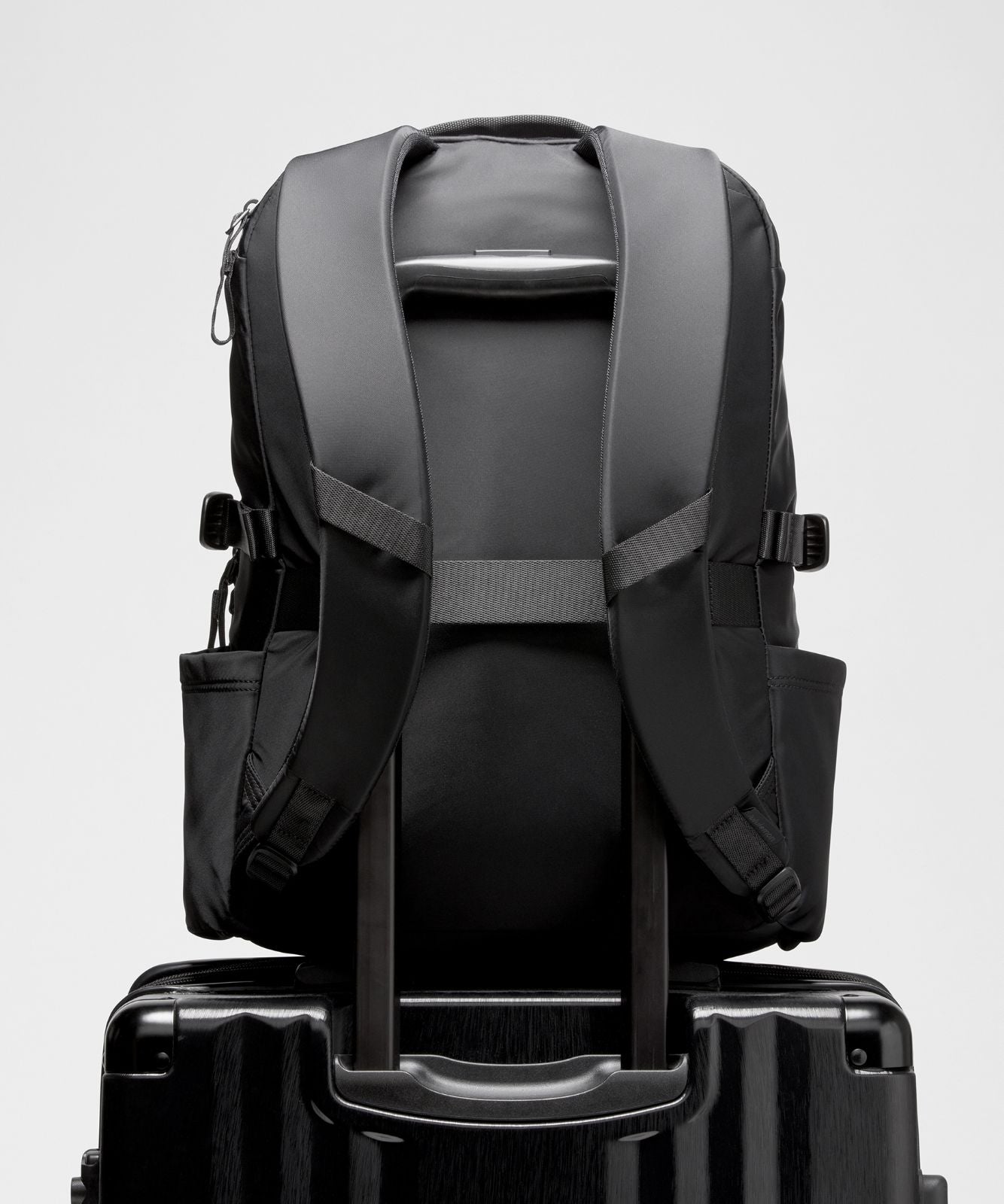 New Crew Backpack 22L *Updated Black/Graphite Grey