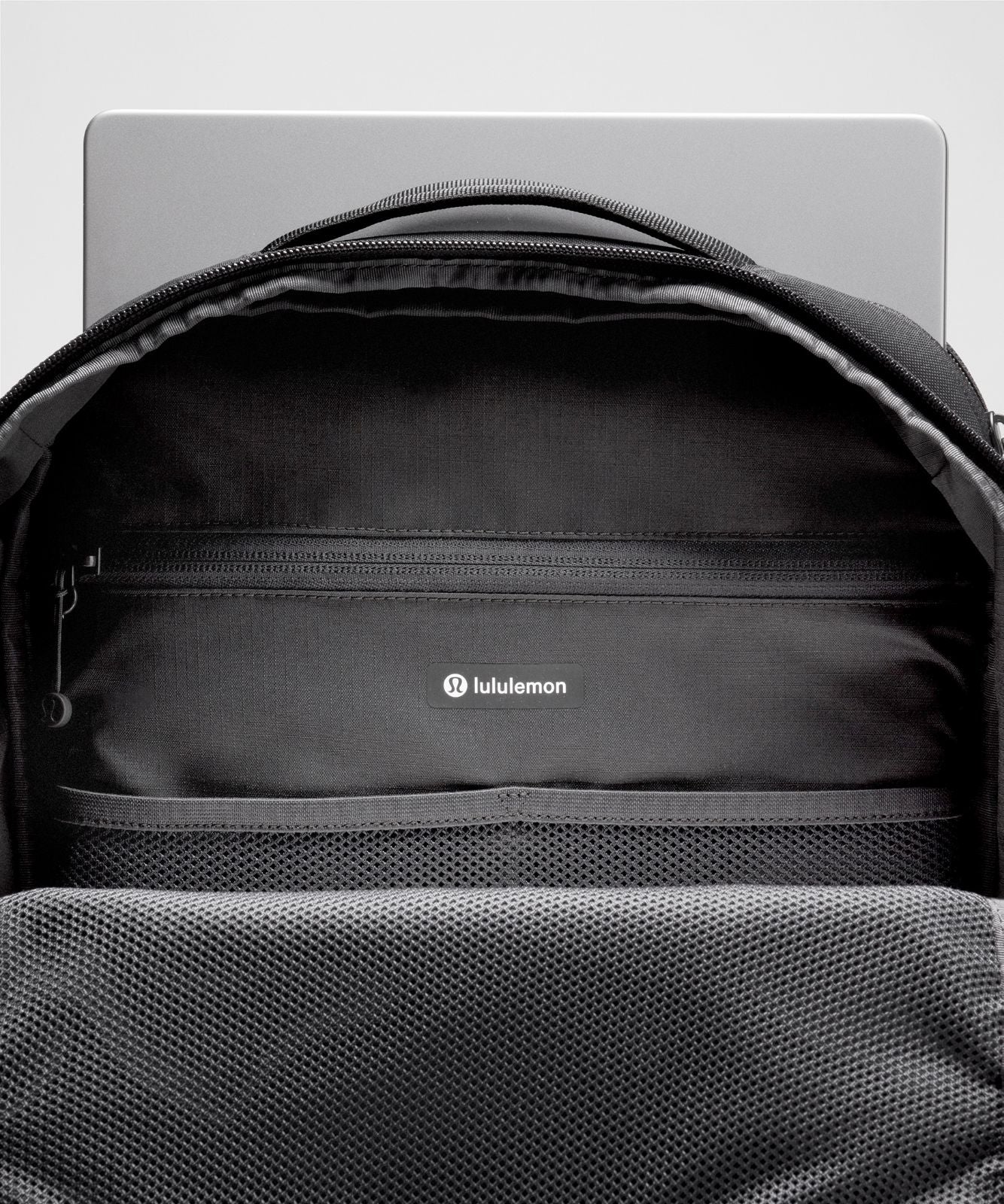 Triple-Zip Backpack 28L *Tech Canvas Black/Graphite Grey