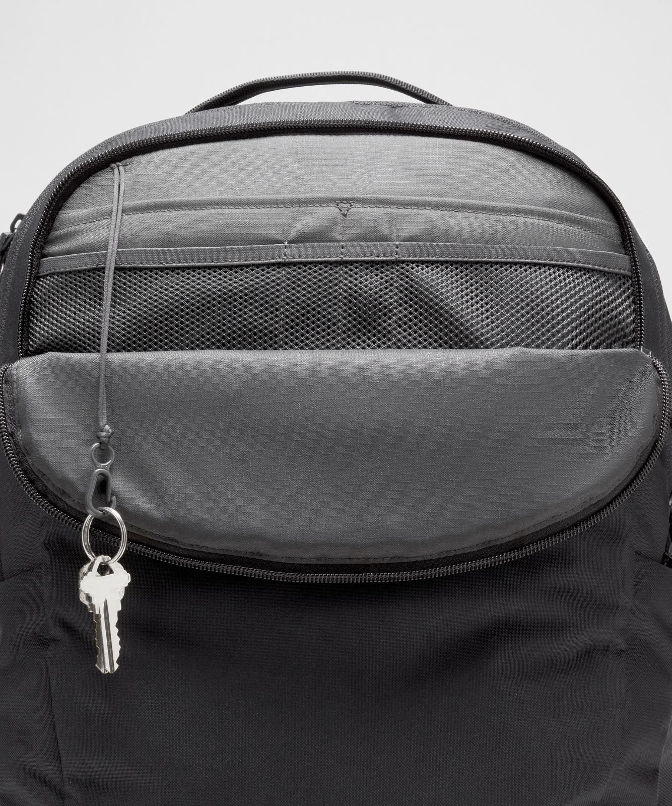 Triple-Zip Backpack 28L *Tech Canvas Black/Graphite Grey