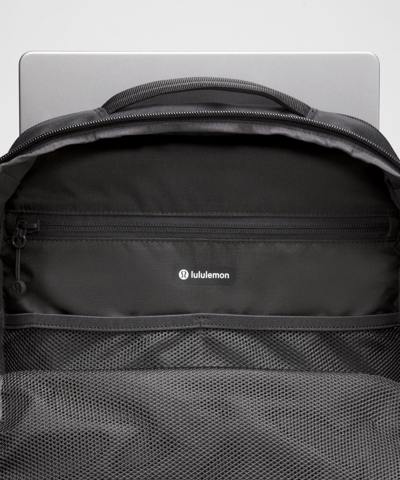 Triple-Zip Backpack 28L *Tech Canvas Black/Silver Drop