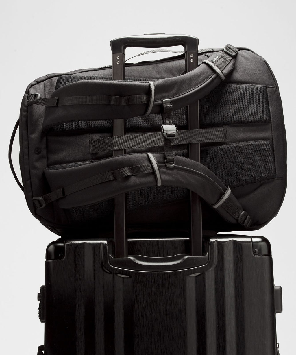 Triple-Zip Backpack 28L *Tech Canvas Black/Traverse Grey