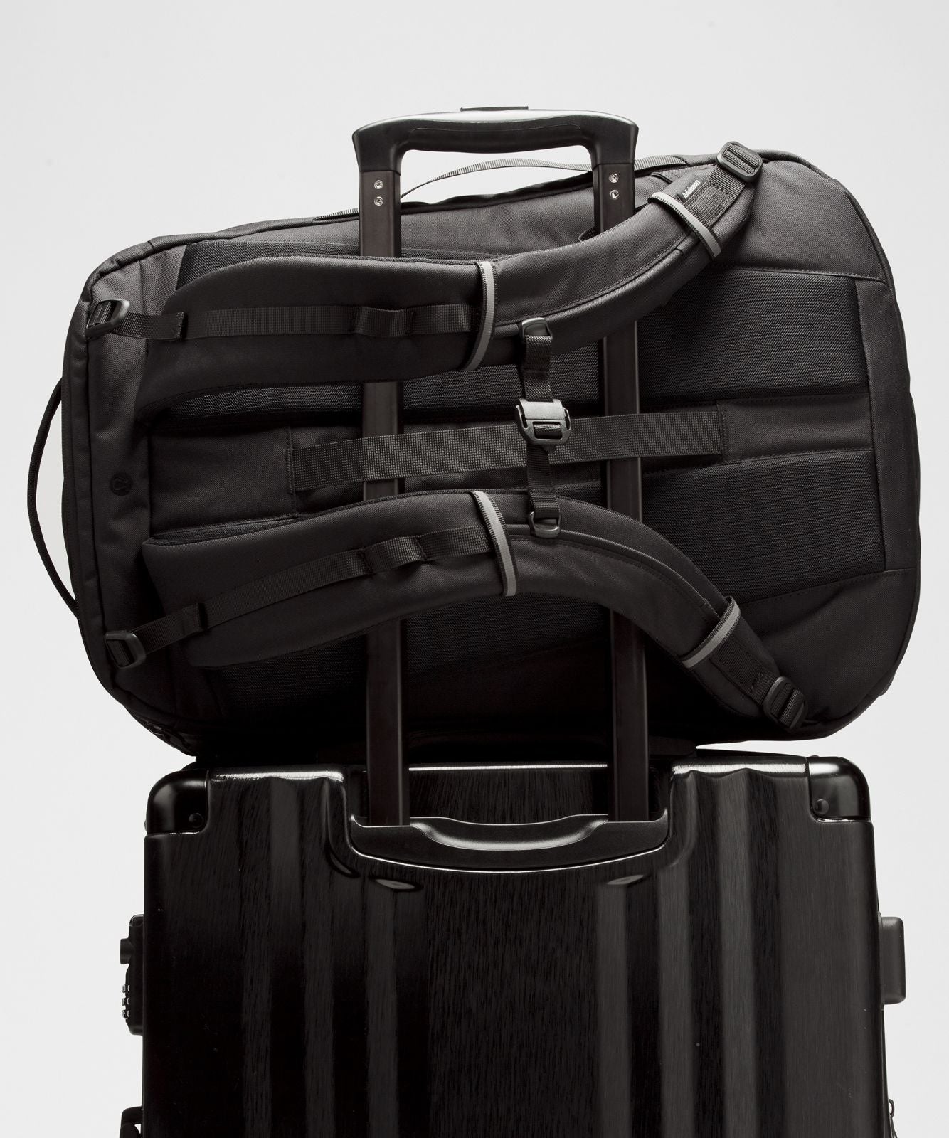 Triple-Zip Backpack 28L *Tech Canvas Black/Traverse Grey