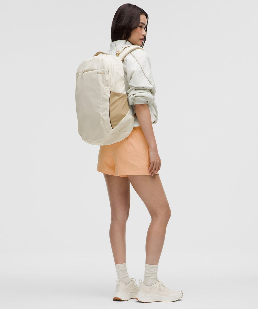 Triple-Zip Backpack 28L *Tech Canvas Light Ivory/Sheer Oak