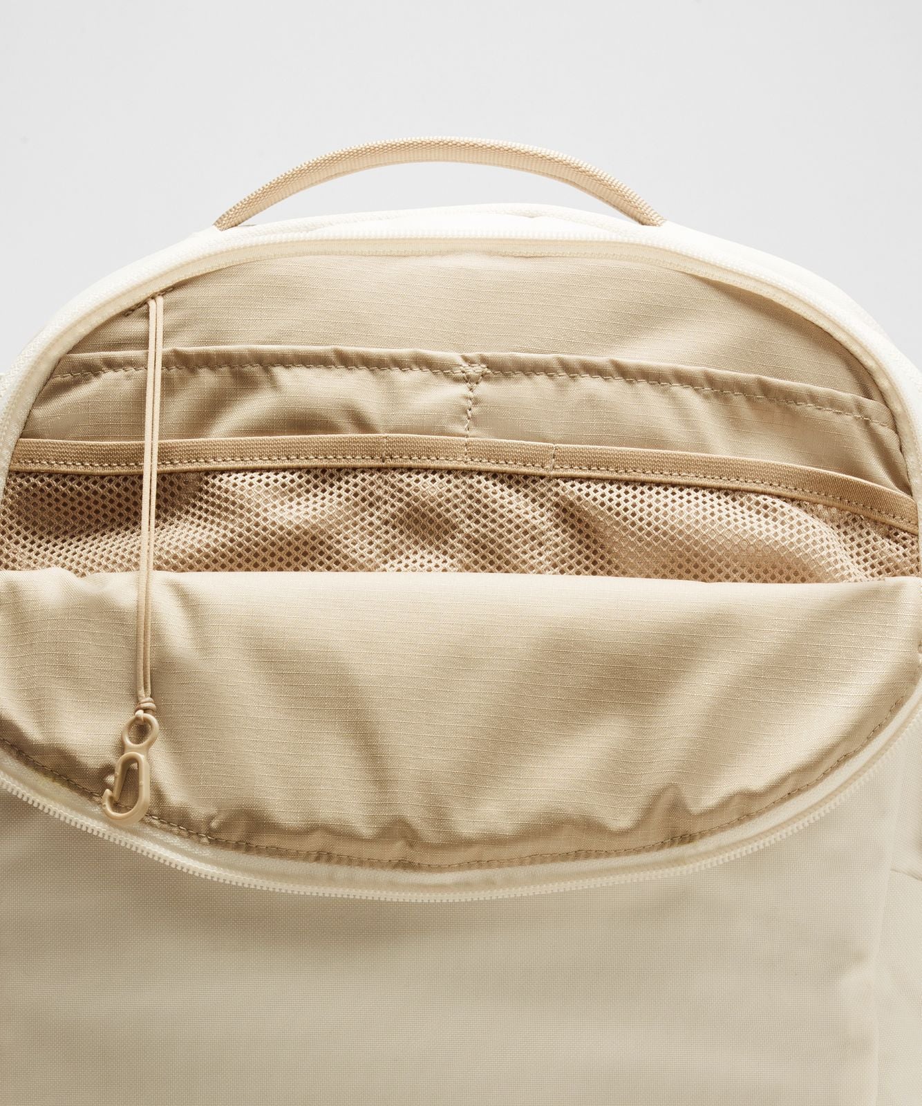 Triple-Zip Backpack 28L *Tech Canvas Light Ivory/Sheer Oak