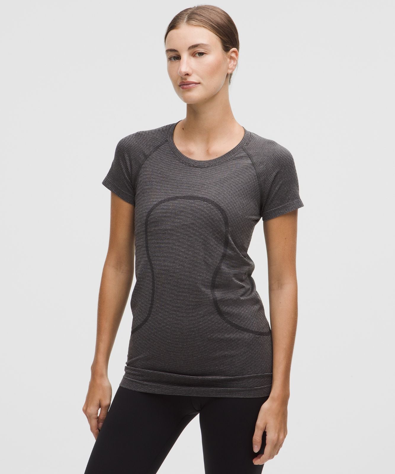 Swiftly Tech Short-Sleeve Shirt 2.0 *Hip Length Spandex Stripe Nightmoth/Light Ivory