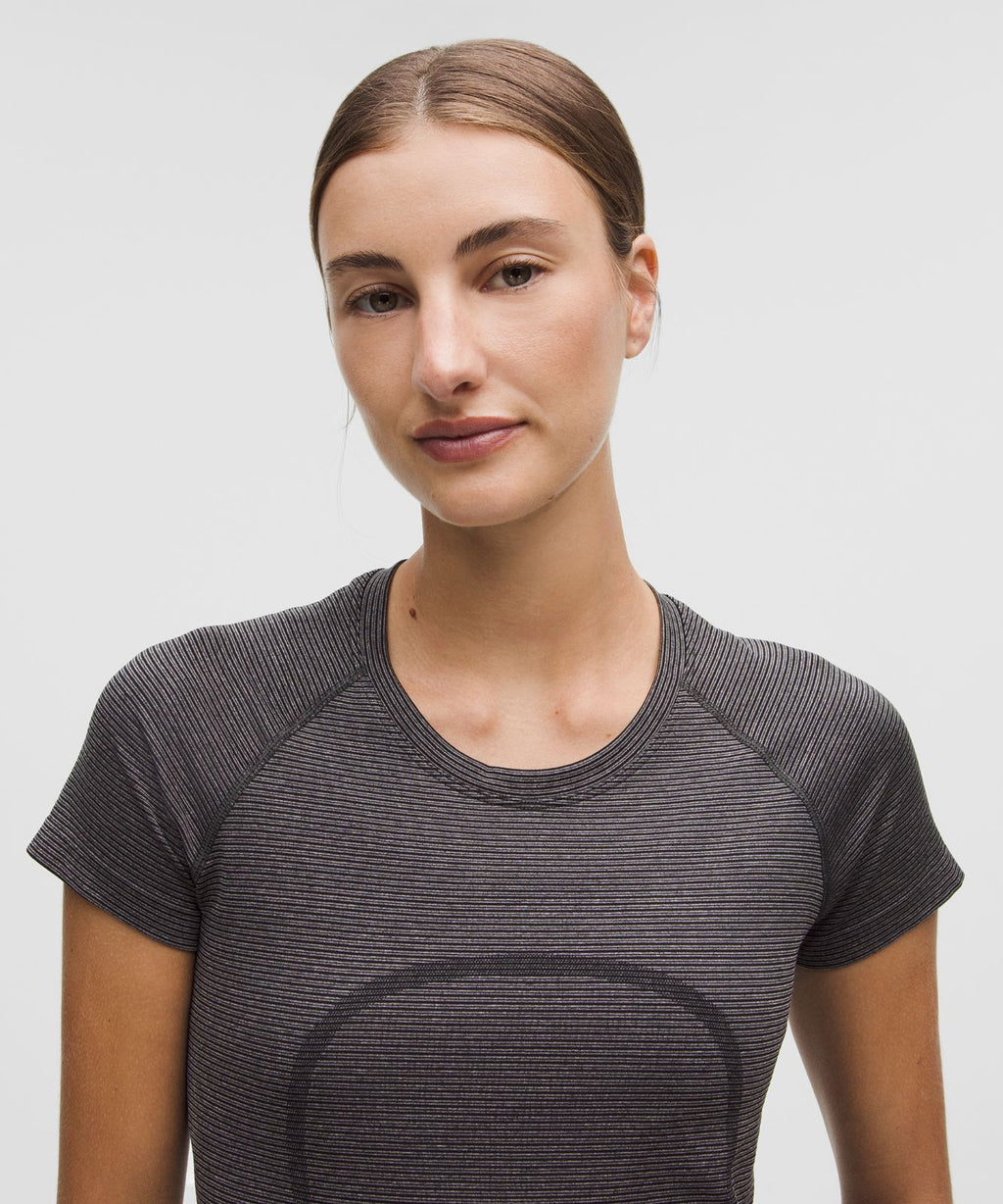 Swiftly Tech Short-Sleeve Shirt 2.0 *Hip Length Spandex Stripe Nightmoth/Light Ivory