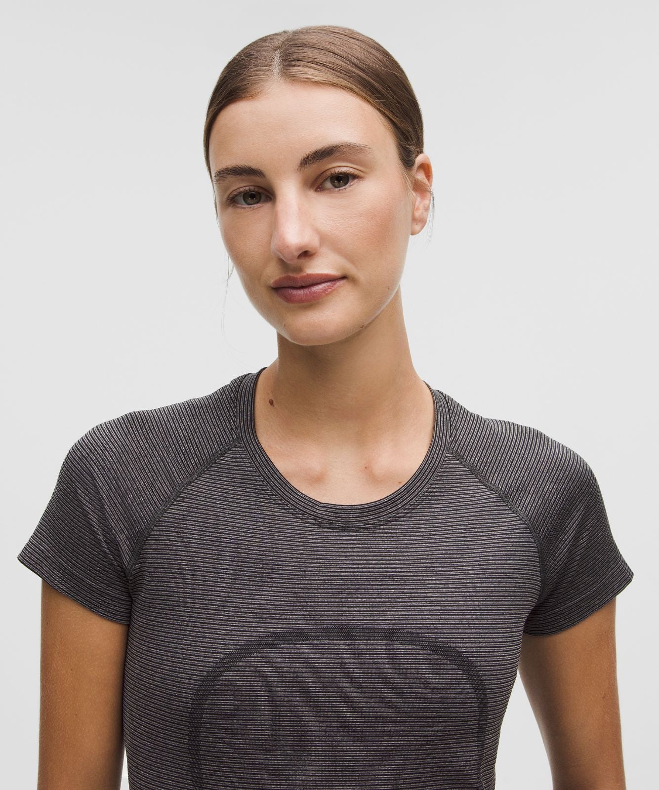 Swiftly Tech Short-Sleeve Shirt 2.0 *Hip Length Spandex Stripe Nightmoth/Light Ivory