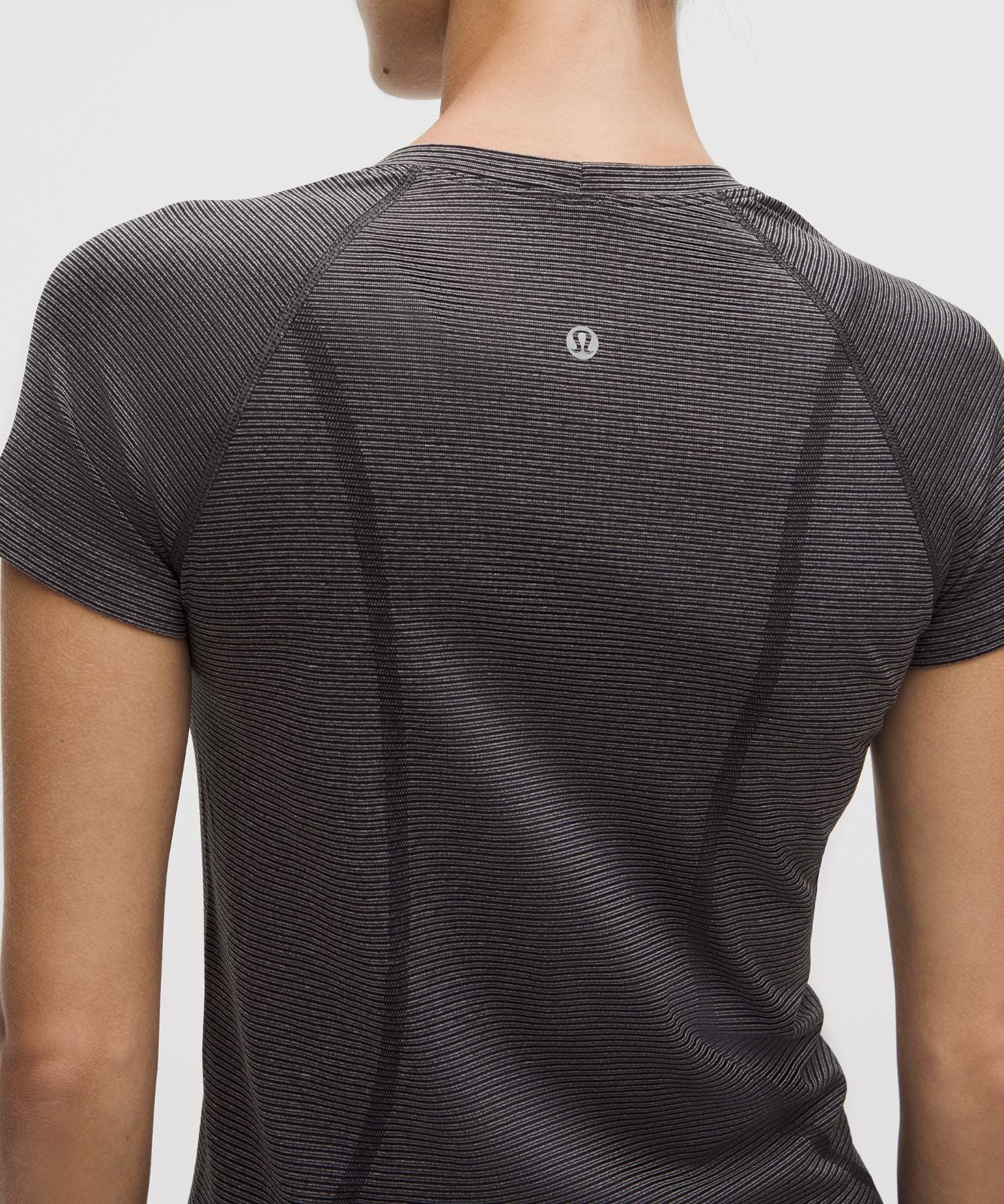 Swiftly Tech Short-Sleeve Shirt 2.0 *Hip Length Spandex Stripe Nightmoth/Light Ivory