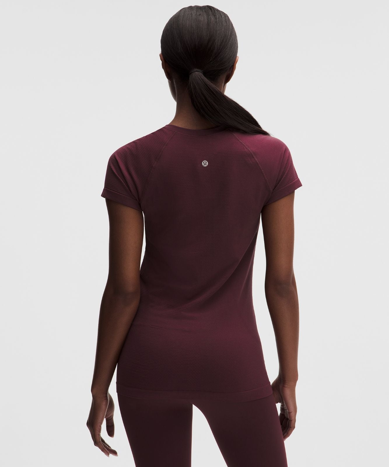 Swiftly Tech Short-Sleeve Shirt 2.0 *Hip Length Burgundy Bay/Burgundy Bay