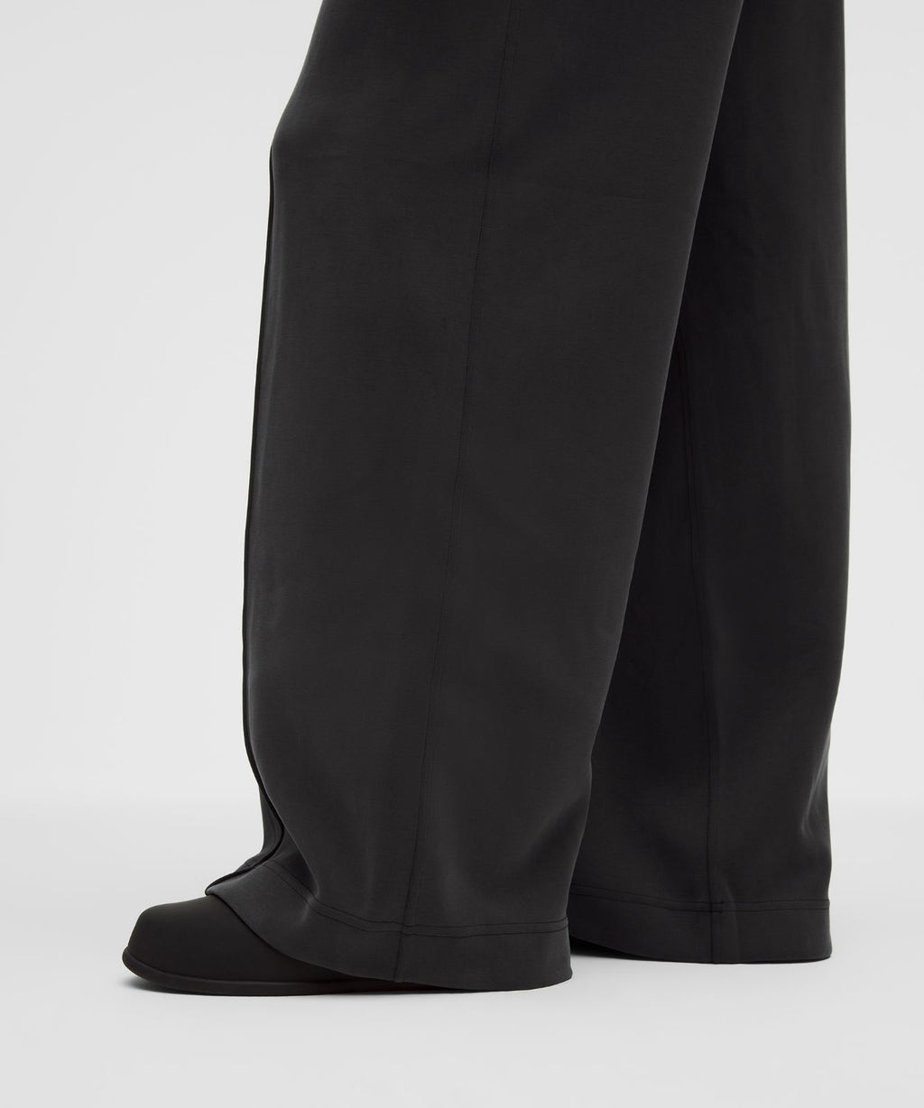 Brushed Softstreme Pintuck High-Rise Wide-Leg Pant *Regular Black