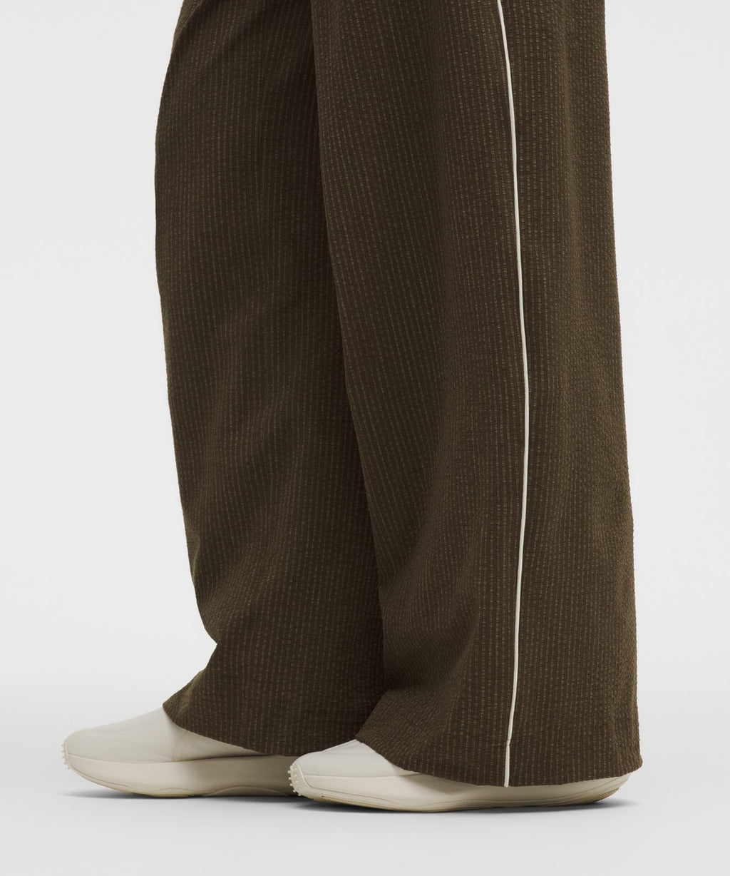 Seersucker WovenAir High-Rise Pleated Pant *Regular Olive Brown/Olive Brown