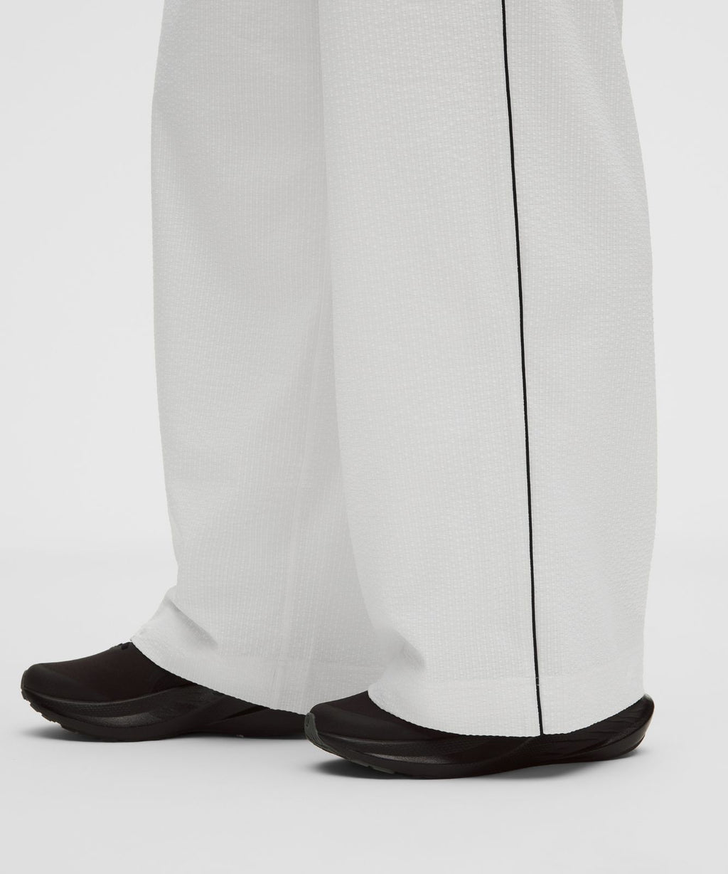 Seersucker WovenAir High-Rise Pleated Pant *Regular White/White