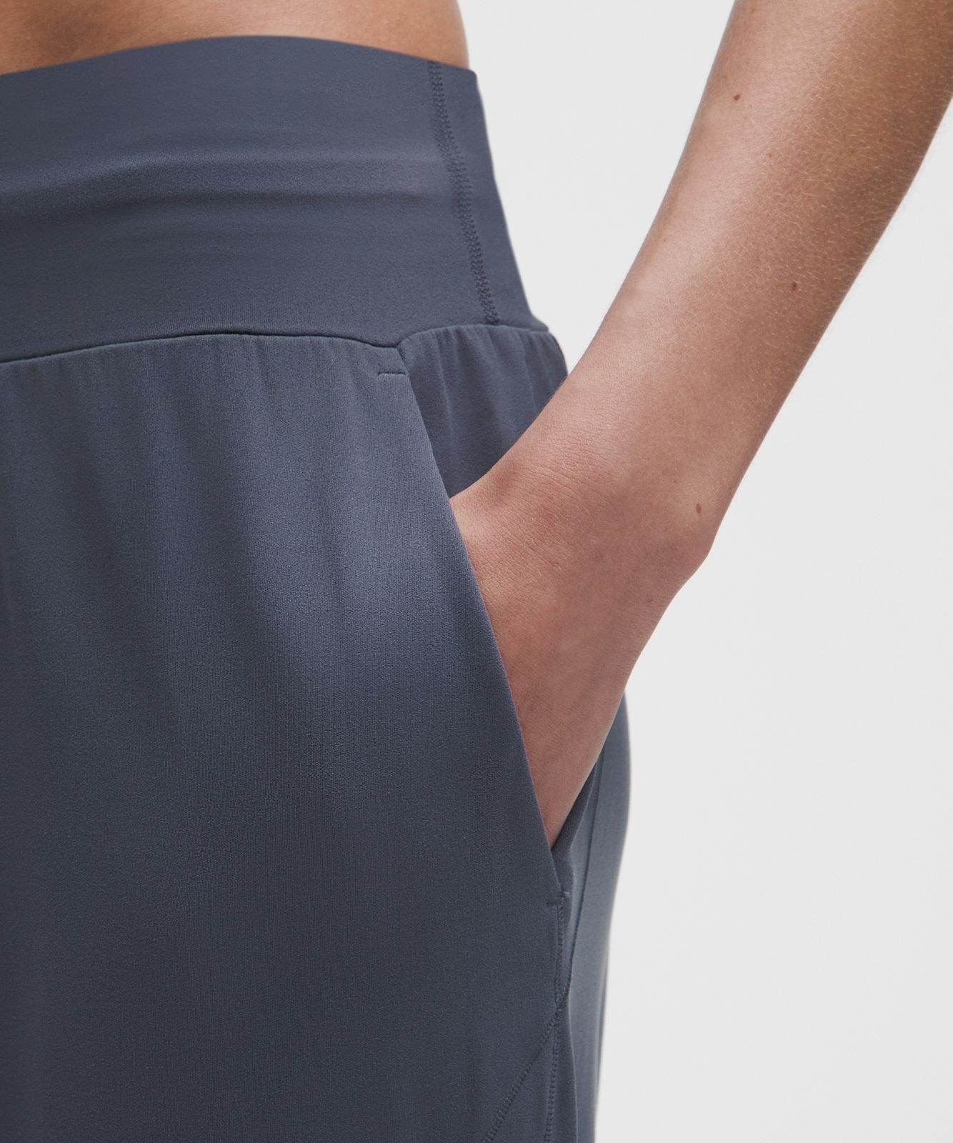 Groove Low-Rise Relaxed Cinch Pant *Regular Dusty Diamond