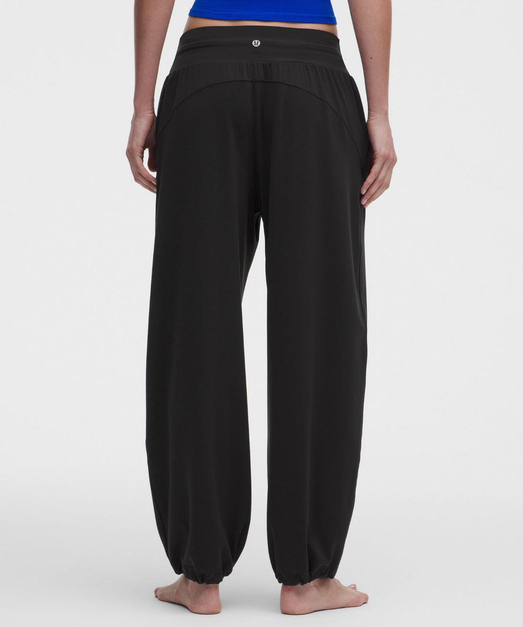 Groove Low-Rise Relaxed Cinch Pant *Regular Black
