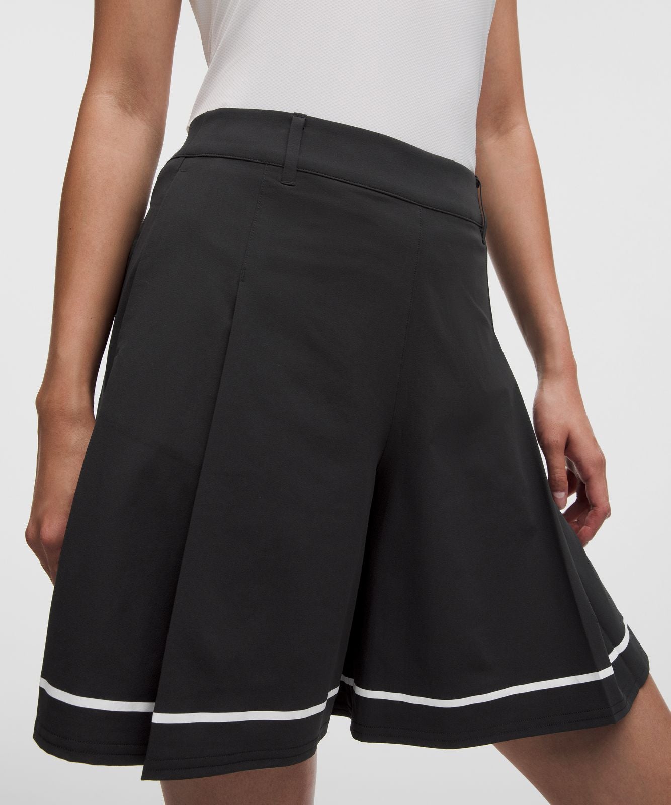 Box-Pleat High-Rise Golf Short 7" Black/White