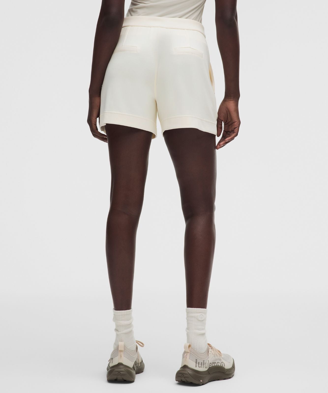 Lightweight Softstreme Mid-Rise Pintuck Short 4" Coconut Ivory