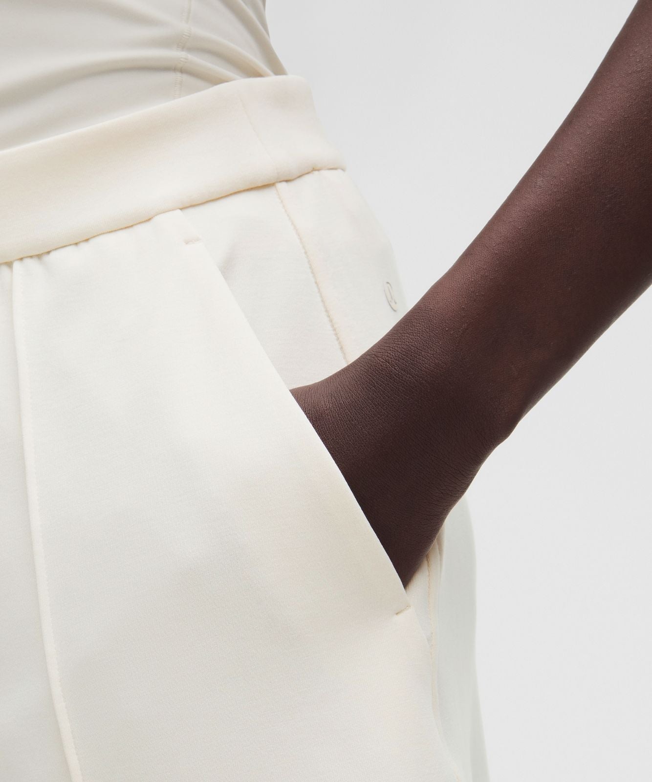 Lightweight Softstreme Mid-Rise Pintuck Short 4" Coconut Ivory