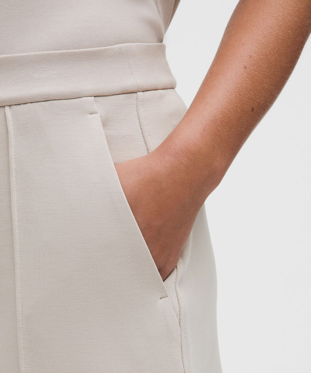 Lightweight Softstreme Mid-Rise Pintuck Short 4" Downtown Tan