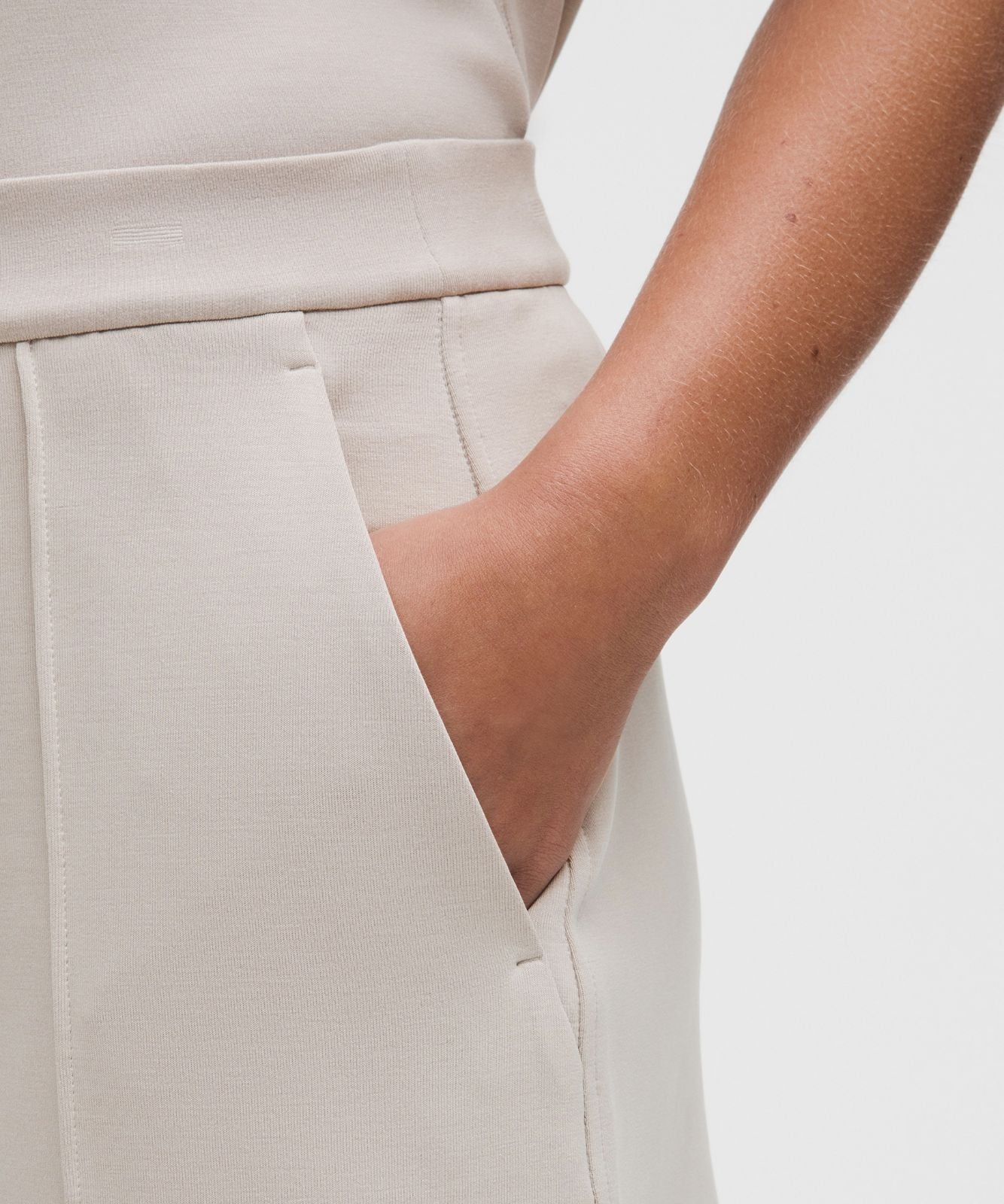 Lightweight Softstreme Mid-Rise Pintuck Short 4" Downtown Tan