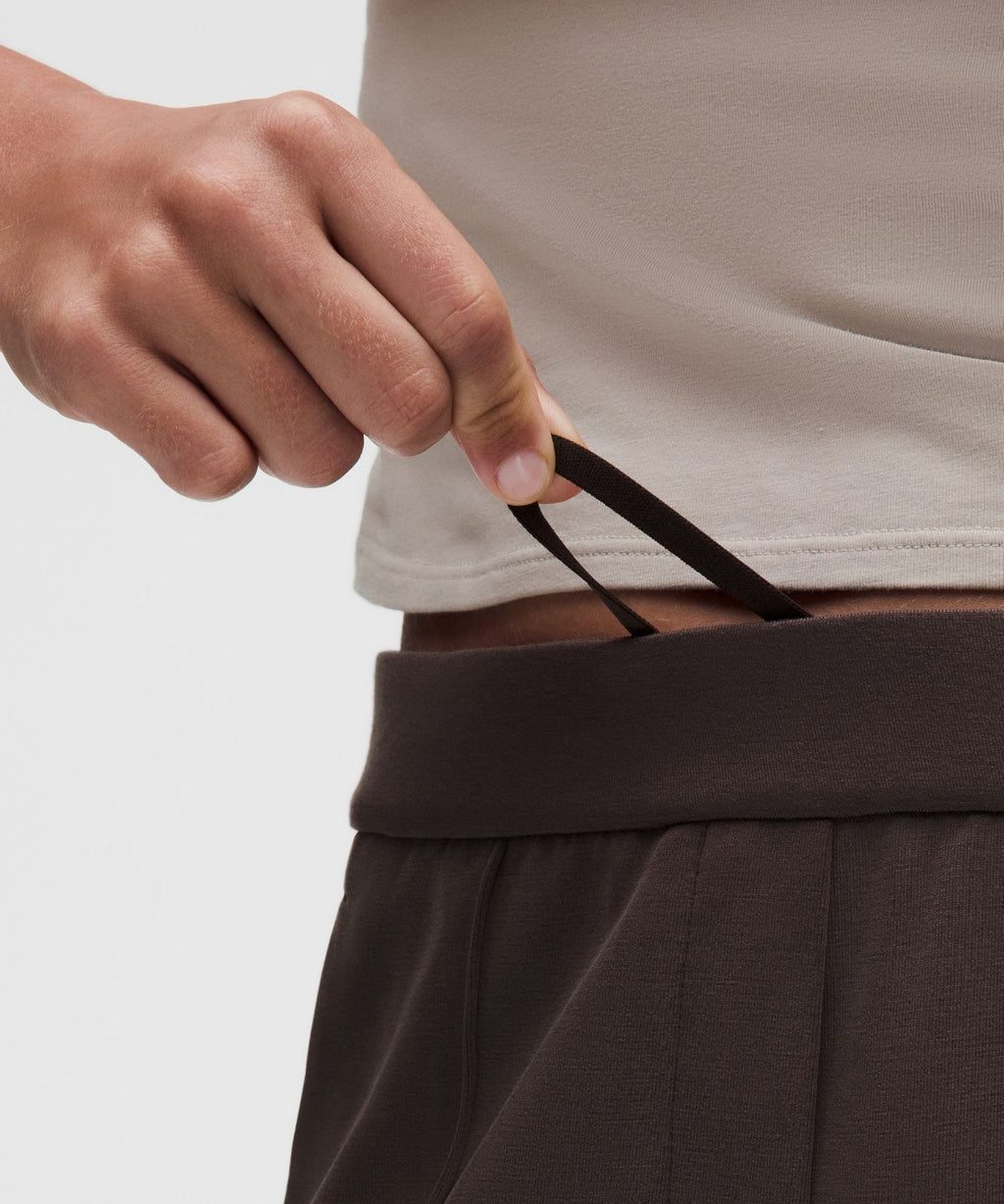 Lightweight Softstreme Mid-Rise Pintuck Short 4" Mahogany Muse