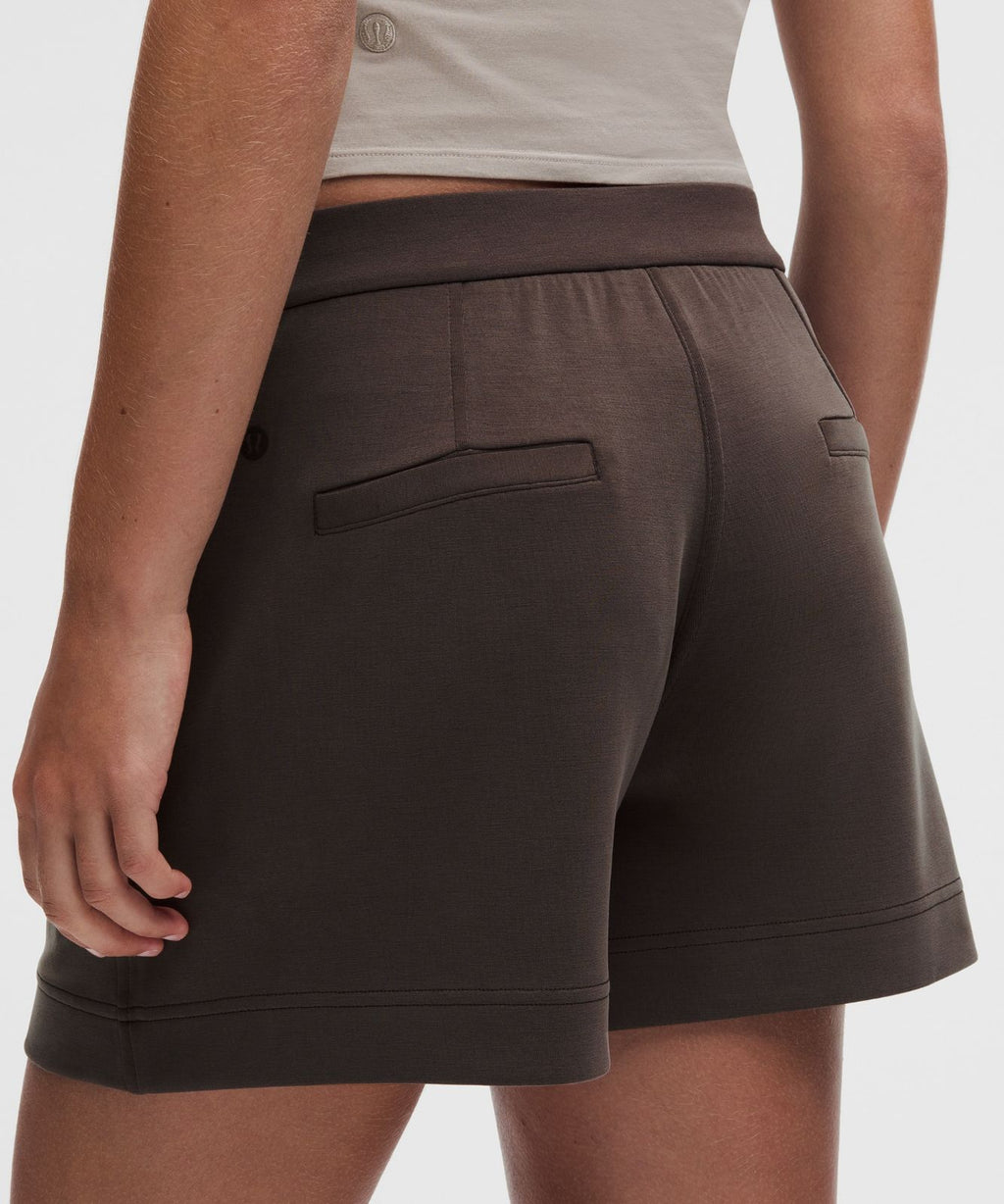 Lightweight Softstreme Mid-Rise Pintuck Short 4" Mahogany Muse