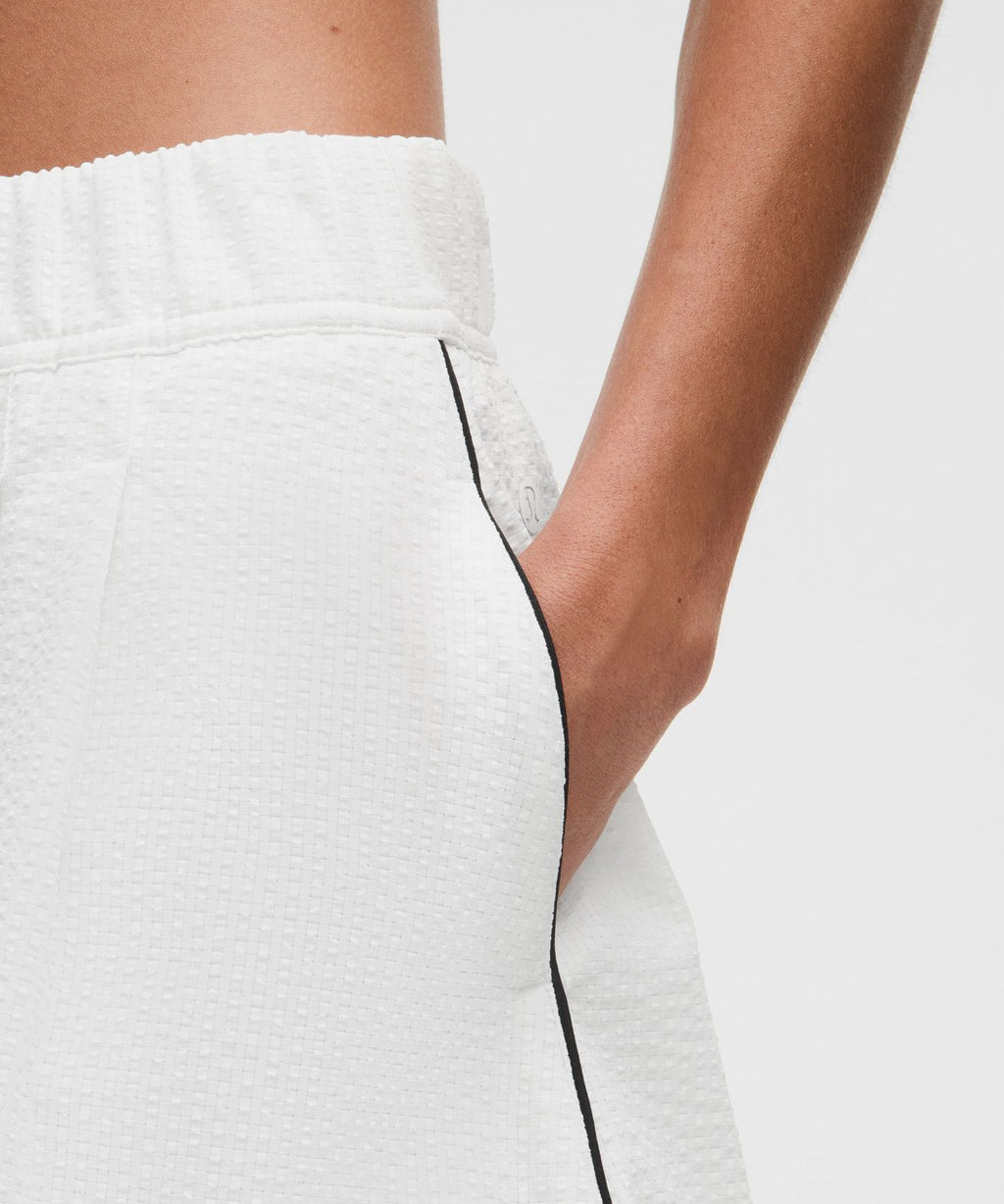 Seersucker WovenAir High-Rise Pleated Short 3.5" White/White