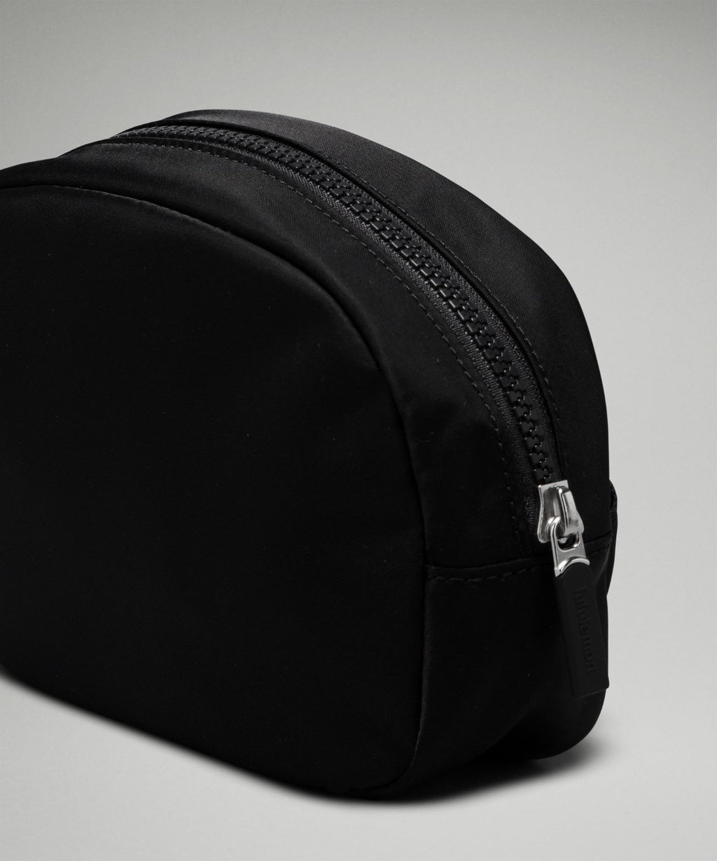 City Essentials Pouch *Mini 2L Black/Silver