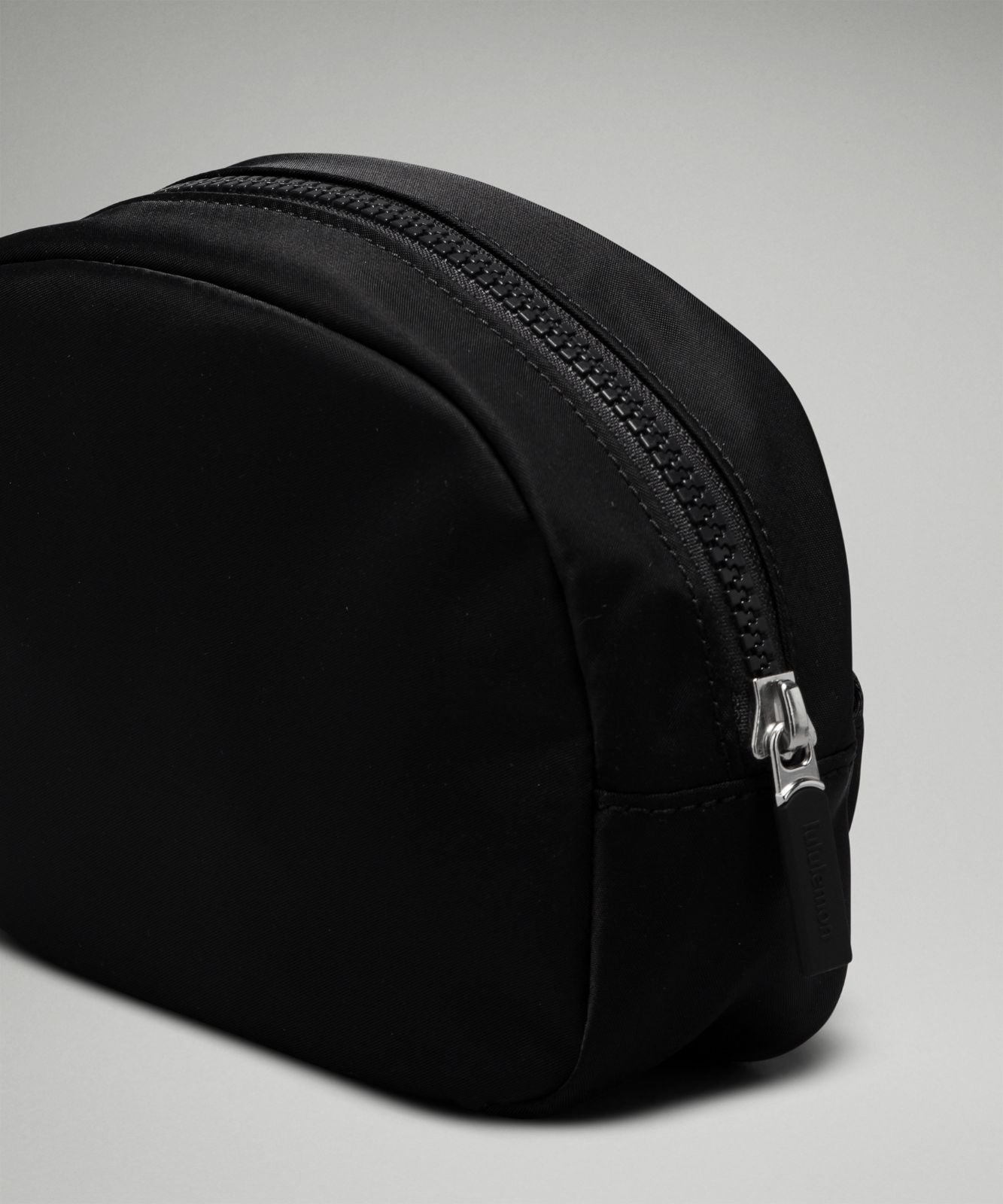 City Essentials Pouch *Mini 2L Black/Silver