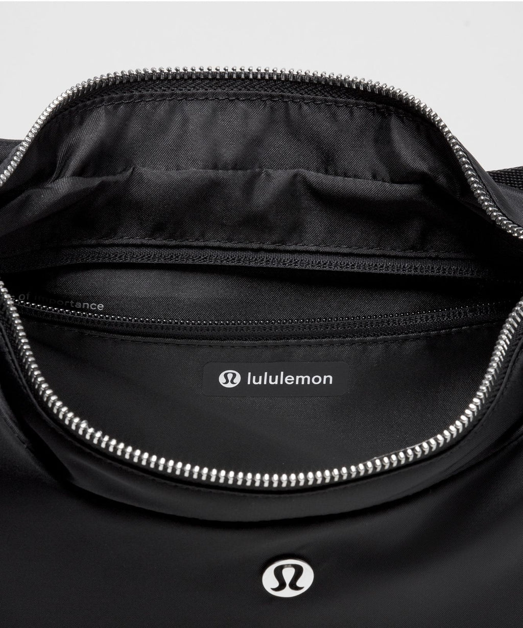 City Essentials Shoulder Bag 4L Black