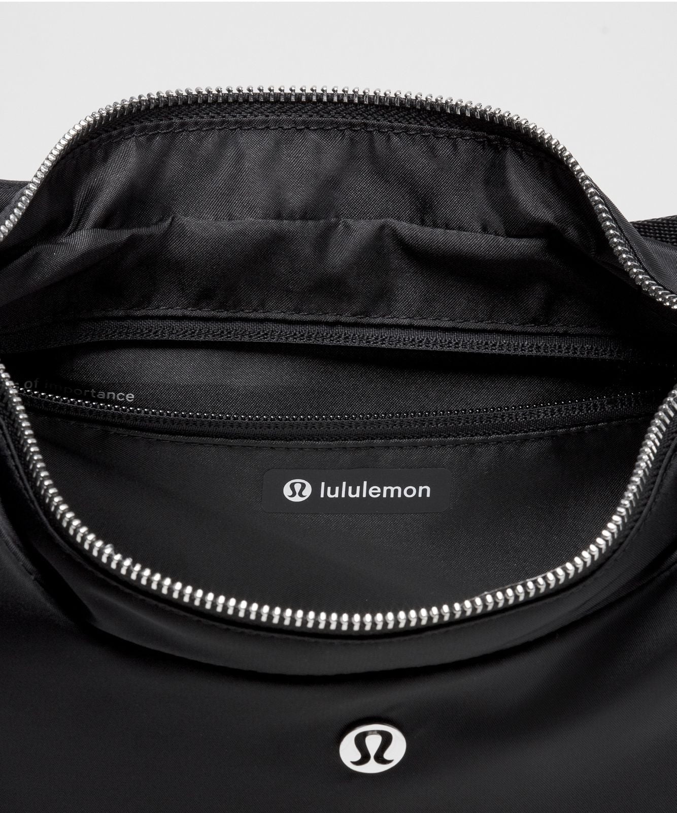 City Essentials Shoulder Bag 4L Black