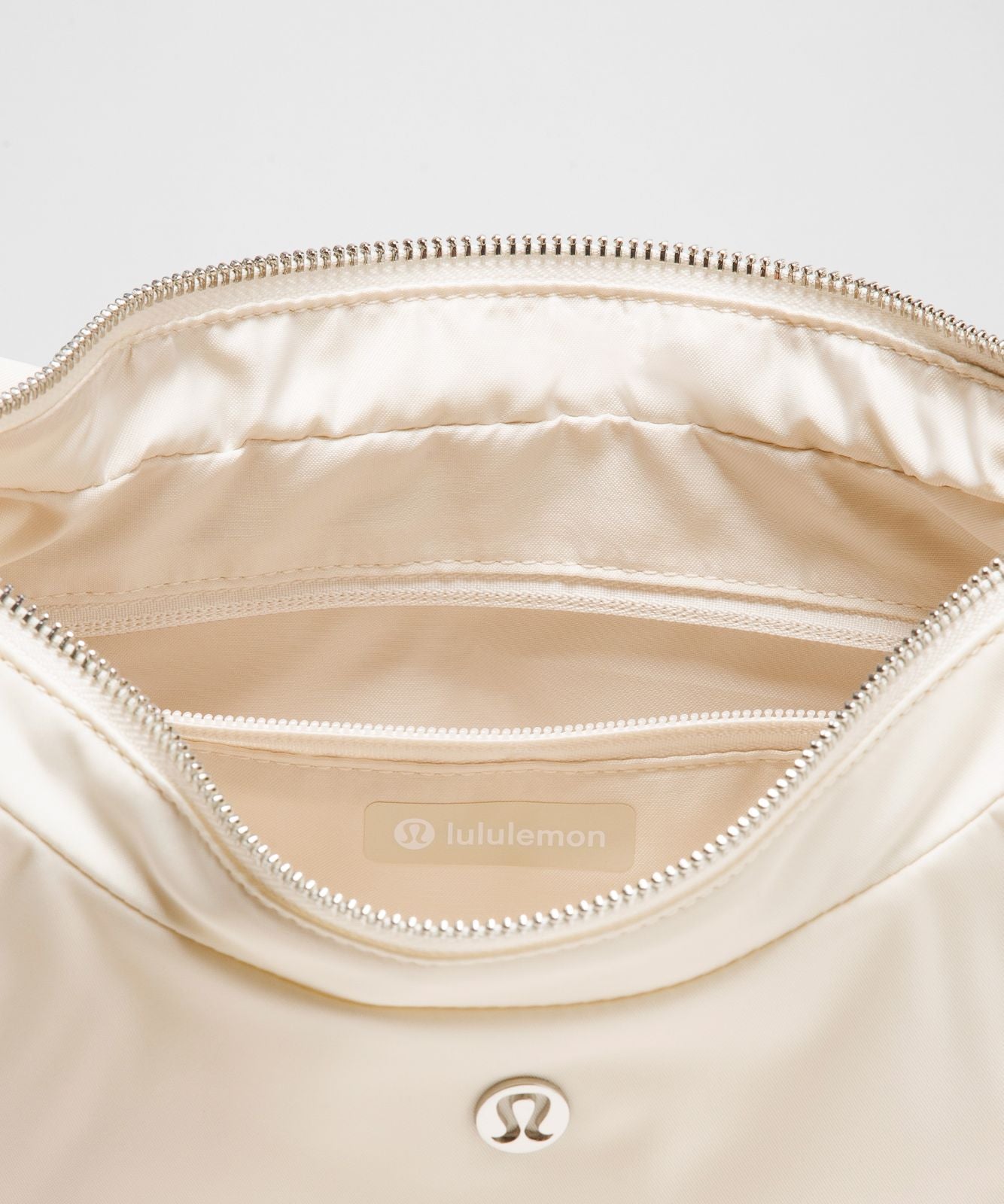City Essentials Shoulder Bag 4L Light Ivory