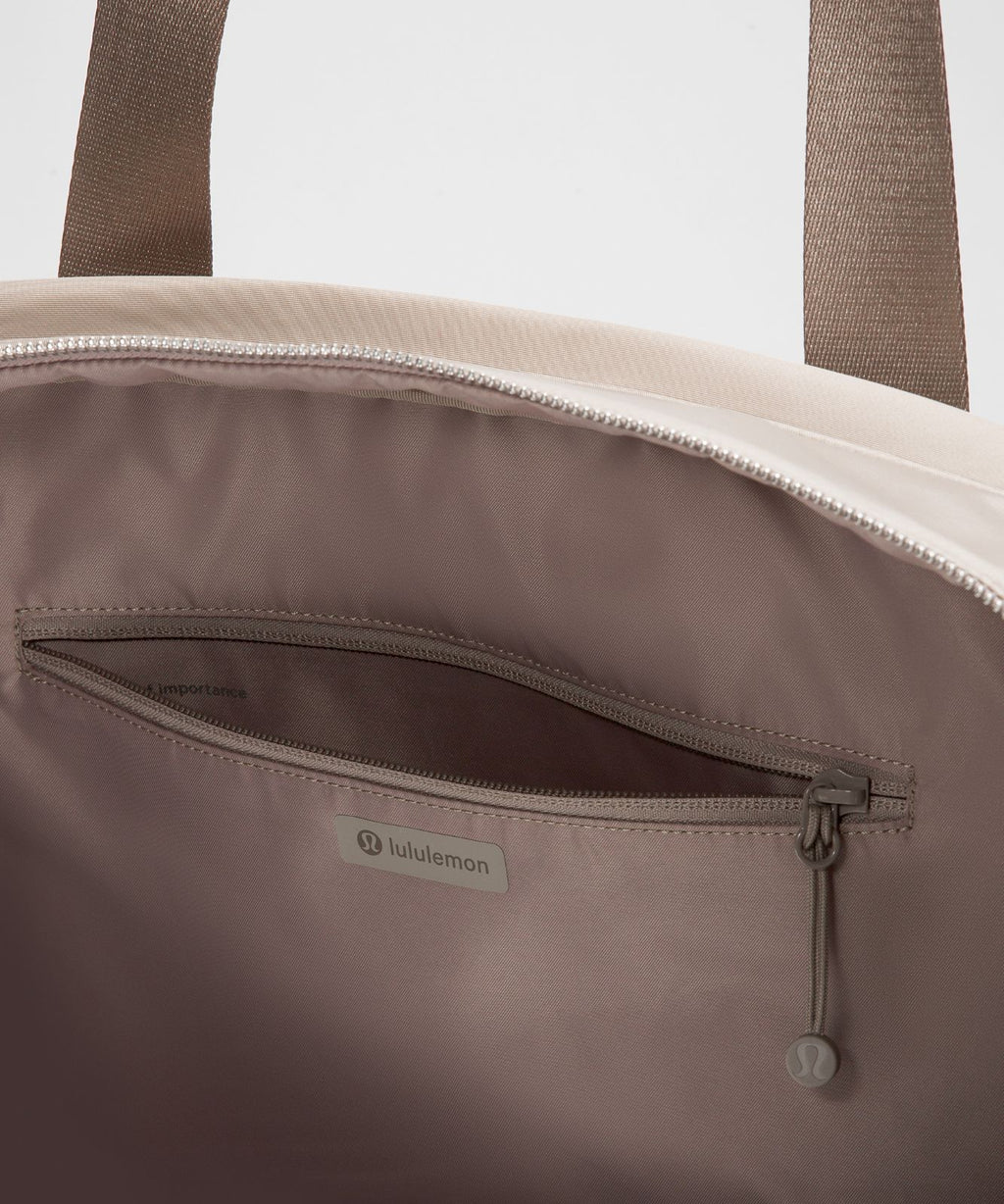 City Essentials Duffle Bag 28L Warm Ash Grey/Silver