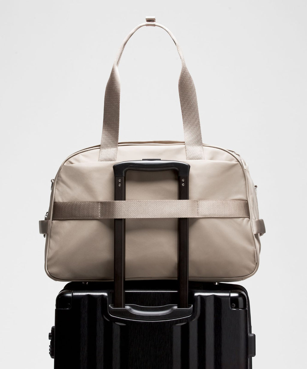 City Essentials Duffle Bag 28L Warm Ash Grey/Silver