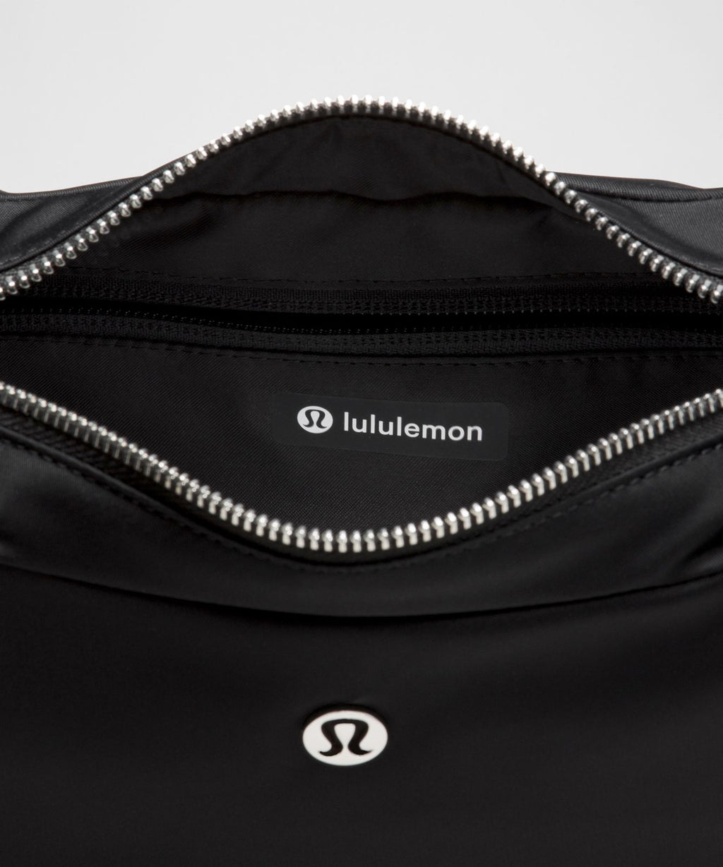 City Essentials Shoulder Bag 4L Black/Silver