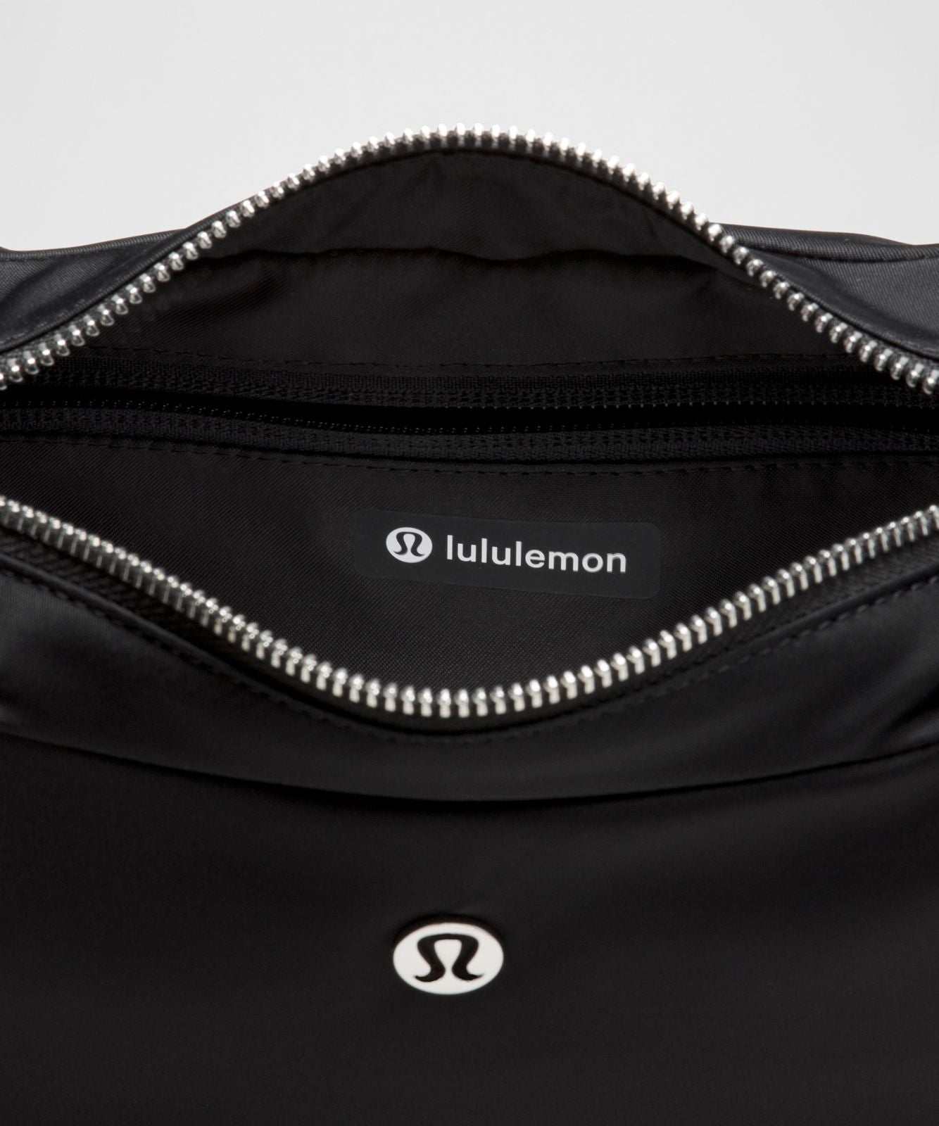City Essentials Shoulder Bag 4L Black/Silver
