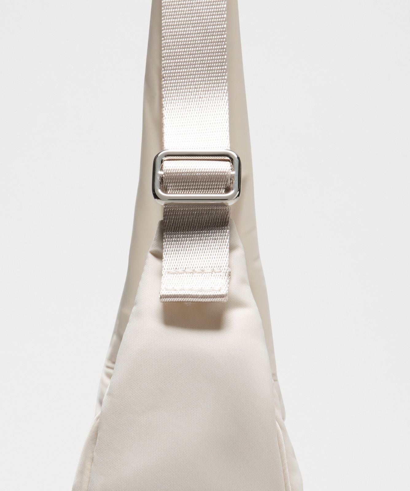 City Essentials Shoulder Bag 4L Light Ivory/Silver