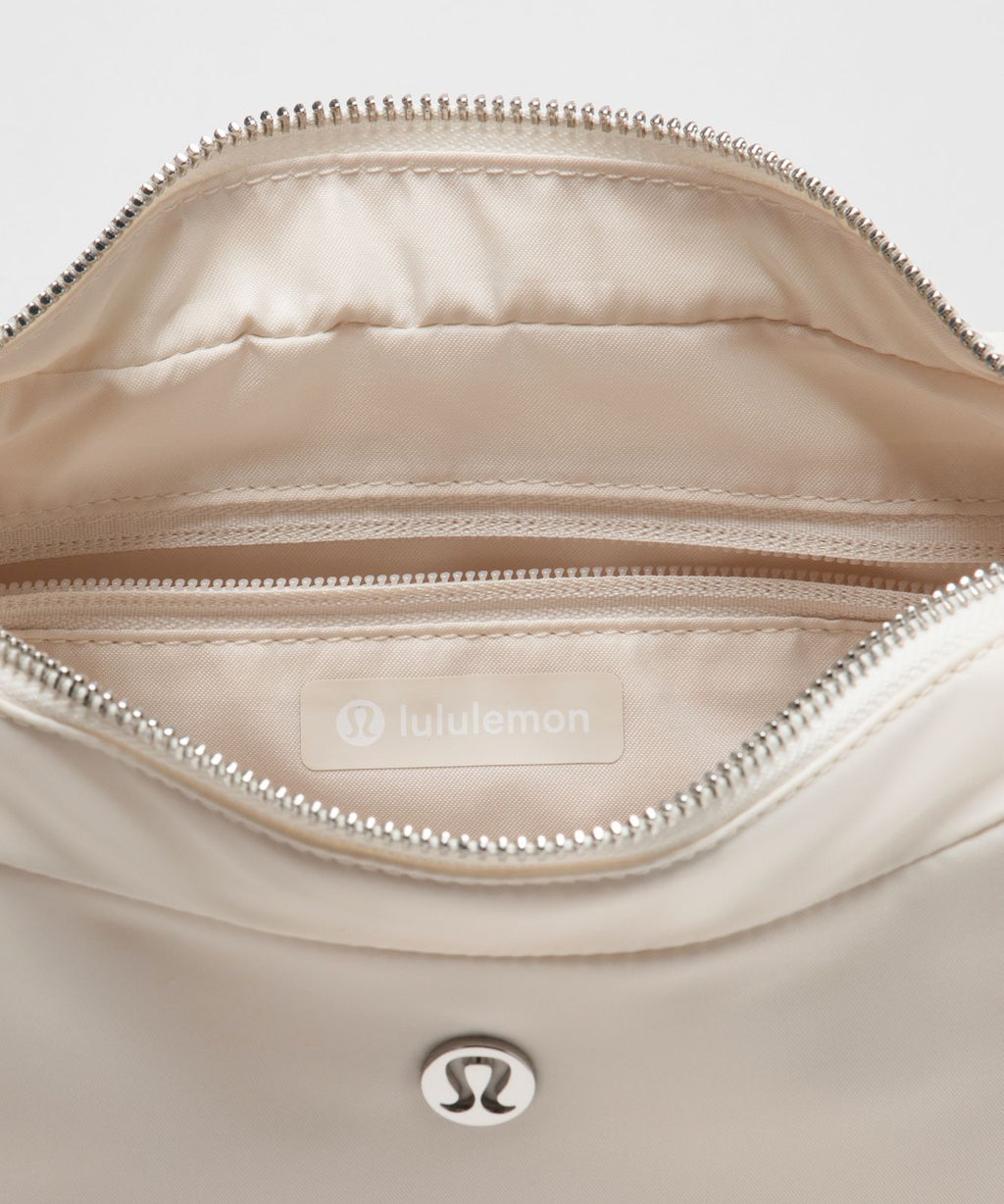 City Essentials Shoulder Bag 4L Light Ivory/Silver